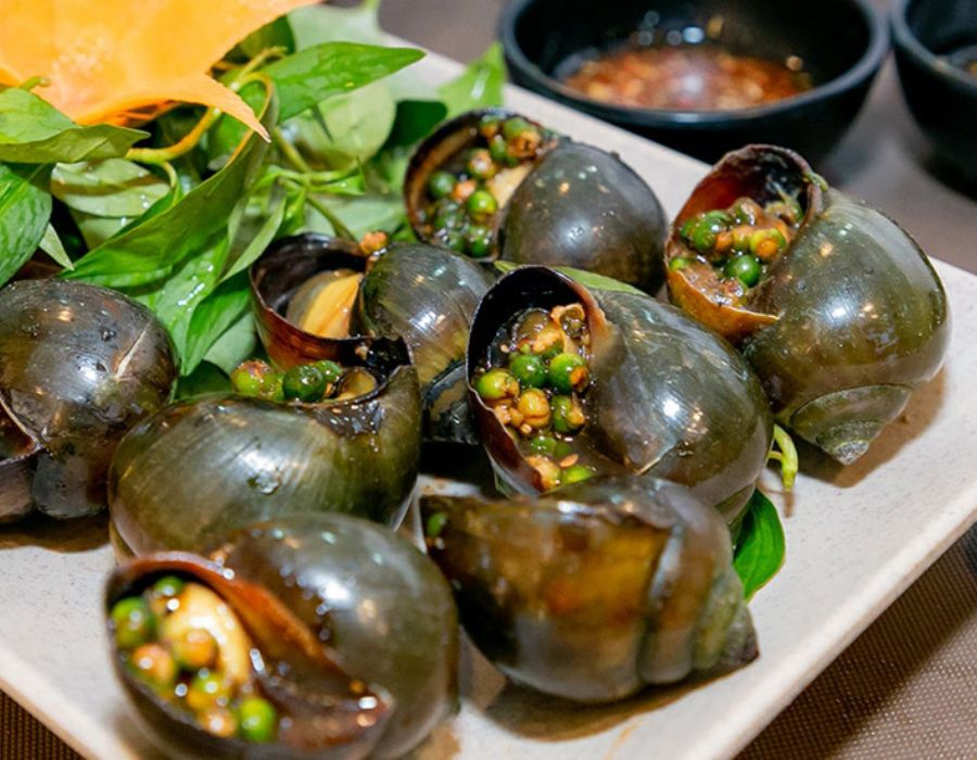 Ốc núi nướng mang đến hương vị thơm ngon cho du khách.