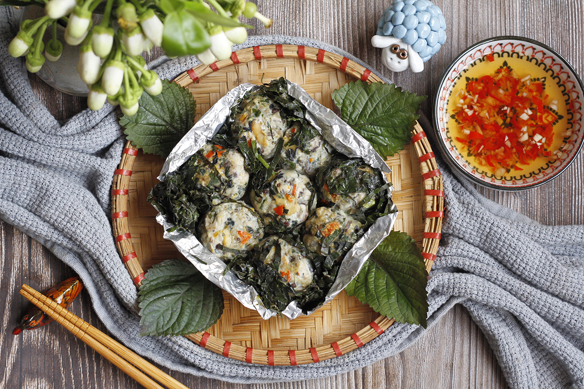 Chả ốc núi thường được ăn kèm cùng mắm chua Tây Ninh.