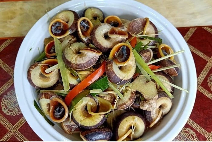 Ốc hấp gừng nổi bật với mùi gừng tươi.