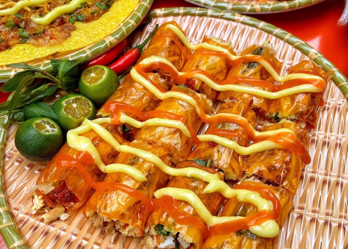 Bánh tráng cuốn được phủ nhiều loại sốt khác nhau.