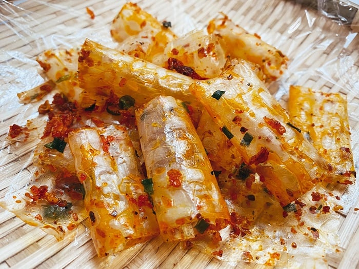 Bánh tráng muối ớt có vị cay nhè nhẹ.