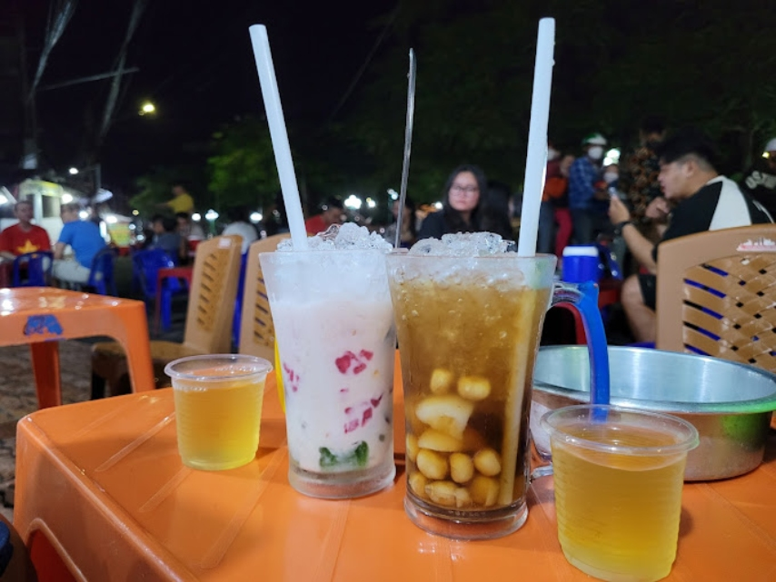 Chợ đêm Tây Ninh sôi động và nhộn nhịp với nhiều đồ ăn vặt.