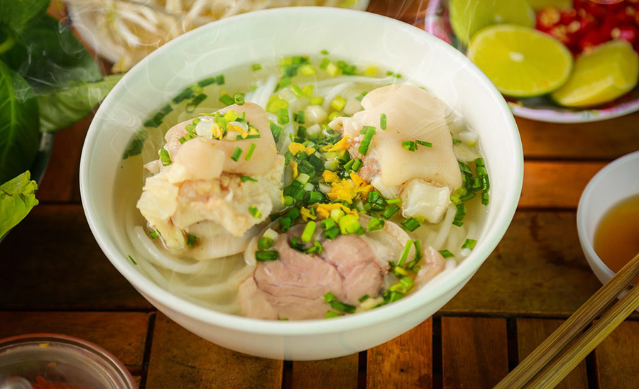 Bánh canh tại quán sở hữu nước dùng đậm đà, thơm ngon.