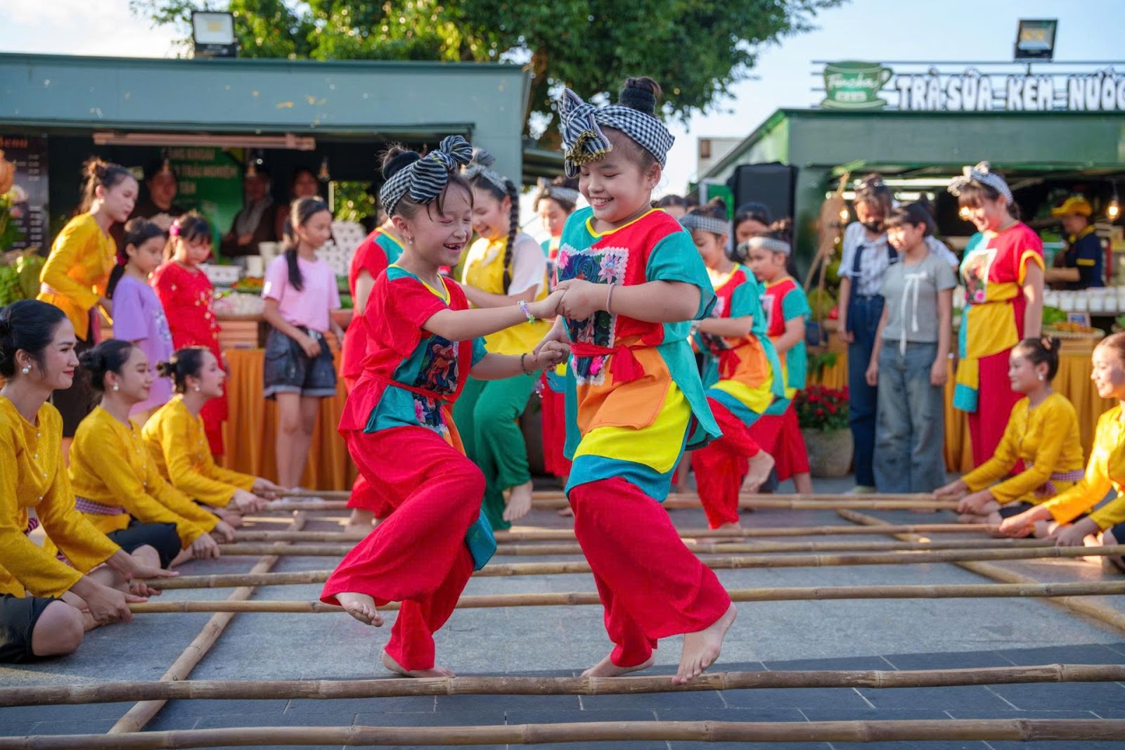 Bên cạnh việc mua bán, chợ lá trên núi Bà Đen còn tổ chức nhiều hoạt động văn hóa, văn nghệ.
