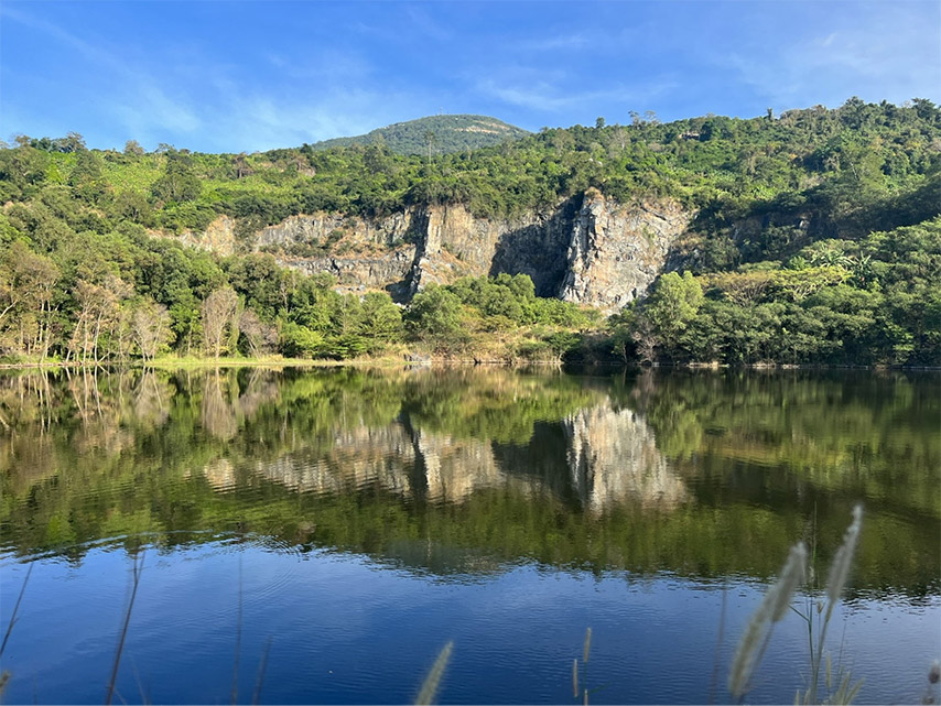 Cảnh quan tươi đẹp, xanh mát bao quanh hồ Núi Đá Tây Ninh