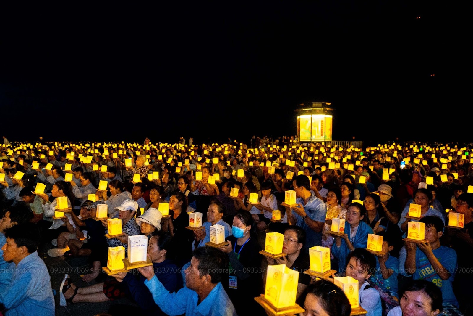 Hàng ngàn du khách tham dự Lễ Dâng Đăng trên đỉnh thiêng Nam Bộ.