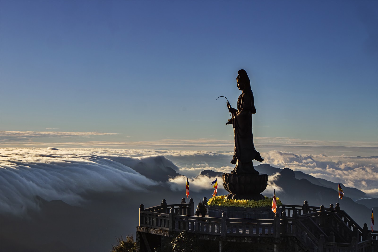 The Avalokitesvara Bodhisattva statue standing peacefully along the high-altitude pathway of Fansipan. (Photo: Vi Vu Vietnam/Unsplash)