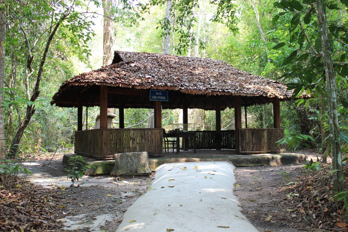 Khu vực tham quan bên trong tại khu di tích.