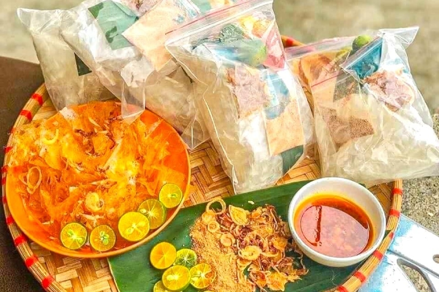 Các món ăn vặt đa dạng được bày bán tại chợ đêm Tây Ninh.