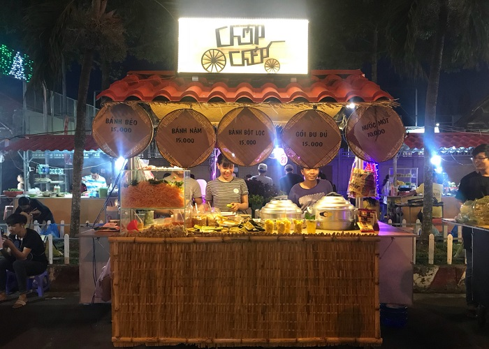 Các loại bánh địa phương được bày bán tại khu chợ.