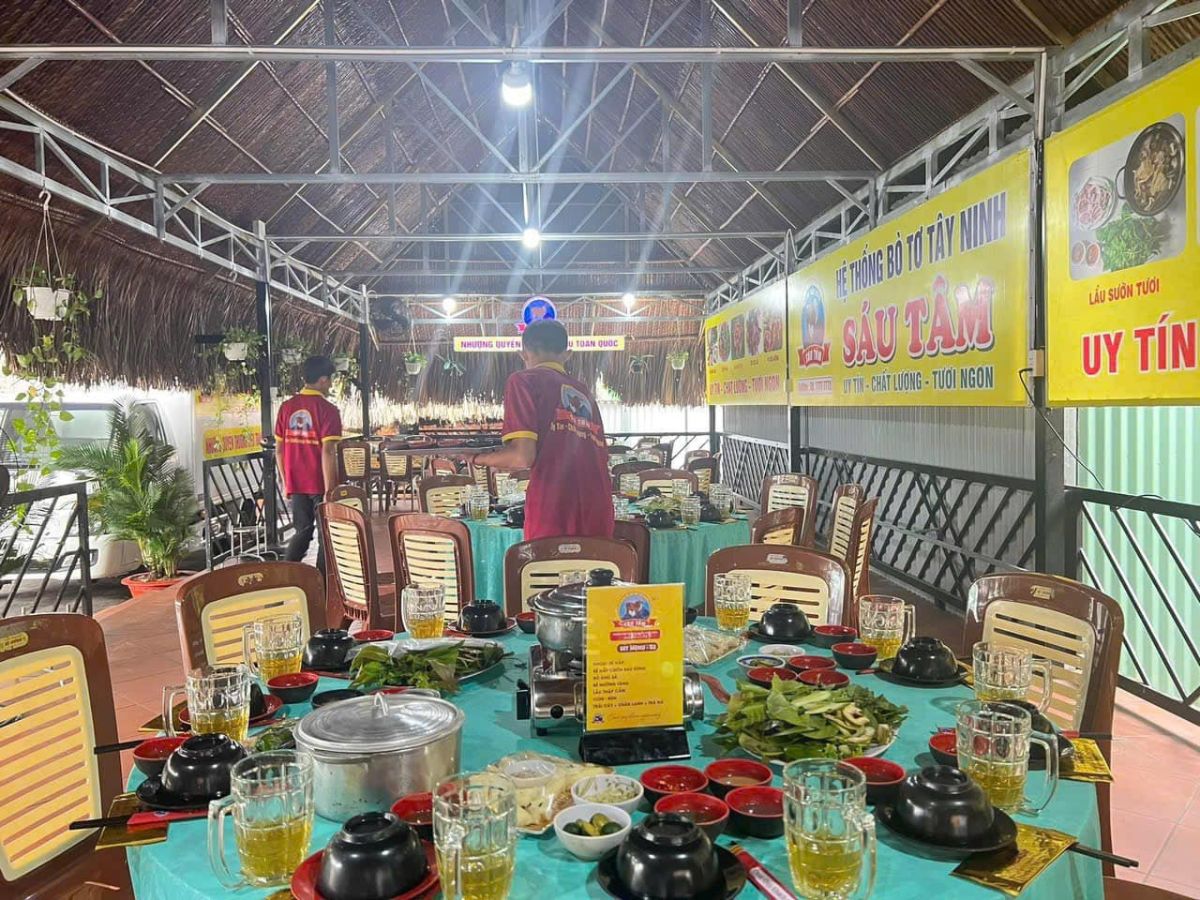 Ресторан молодой говядины Sau Tam, известный в Hoa Thanh, Tay Ninh.