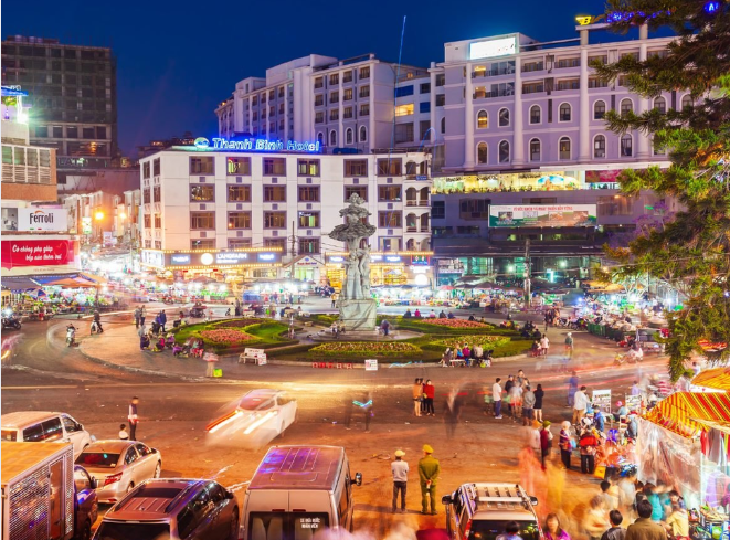 Оживленная сцена на рынке Далата вечером.