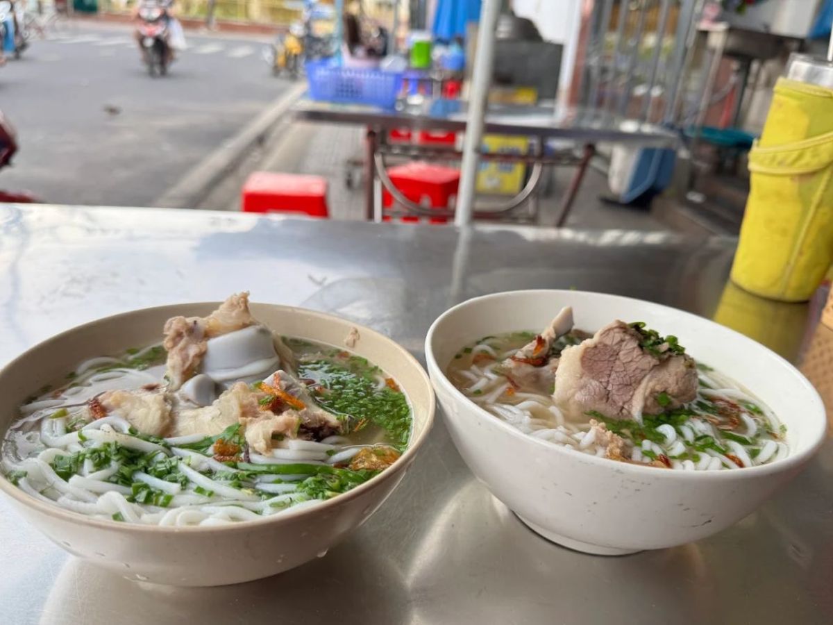 Ăn sáng tại chợ Tây Ninh đa dạng, nhiều quán ăn ngon.