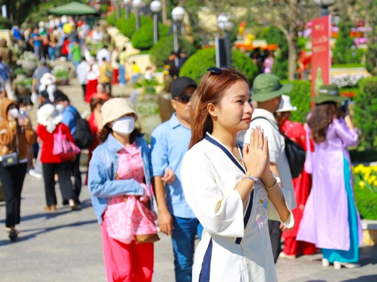 Du khách nên mặc trang phục kín đáo khi du xuân Núi Bà Đen Rằm Tháng Giêng.