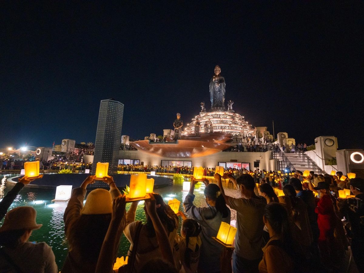 Du khách nên mặc trang phục trang trọng khi tham gia các lễ hội trong Hội Xuân Núi Bà Đen.