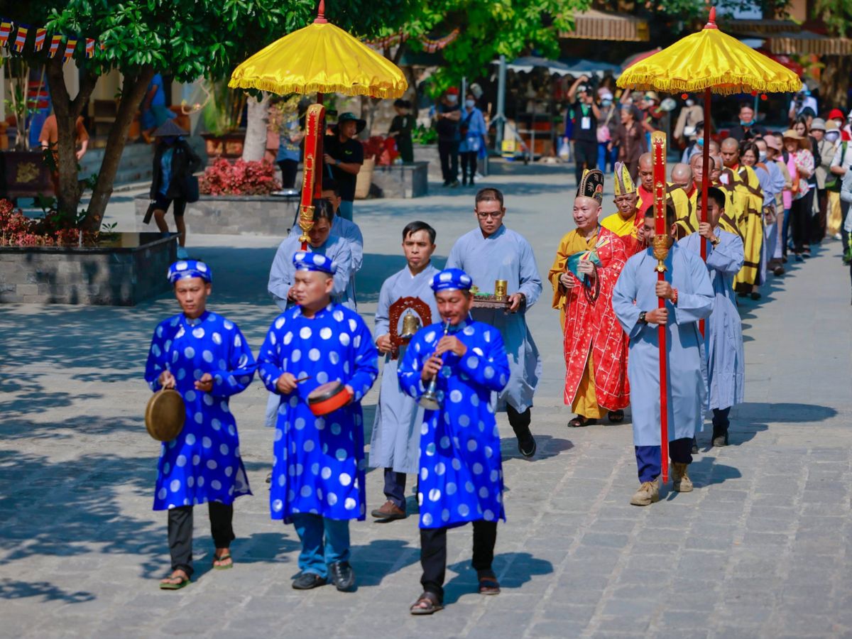 Núi Bà Đen là nơi thu hút hàng triệu du khách mỗi năm.