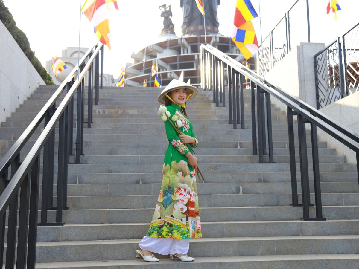 Trang phục áo dài là lựa chọn được nhiều du khách mặc khi check-in núi Bà Đen.