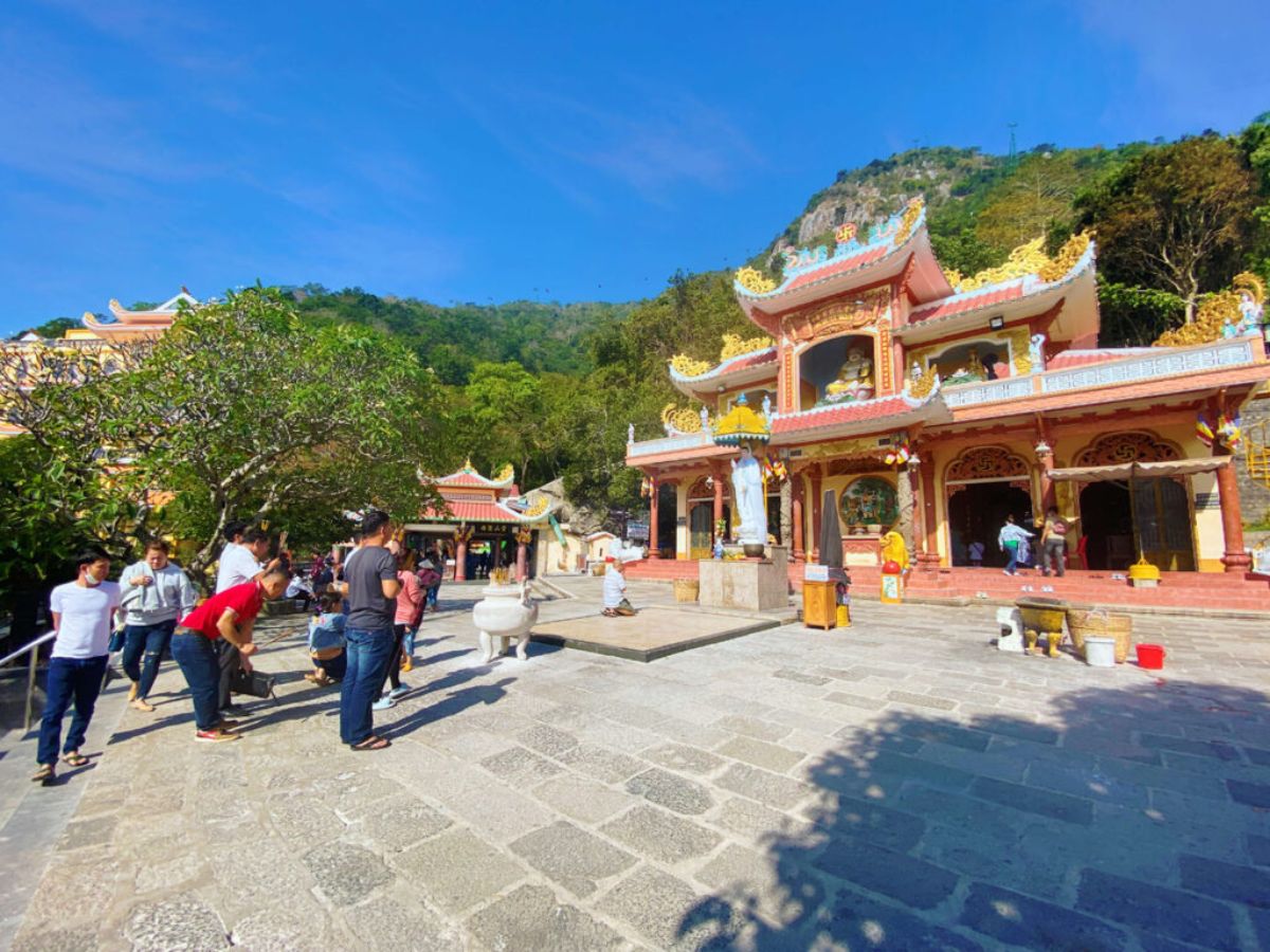 Núi Bà Đen thu hút hàng triệu lượt khách mỗi năm về chiêm bái, cầu lộc, cầu tài.