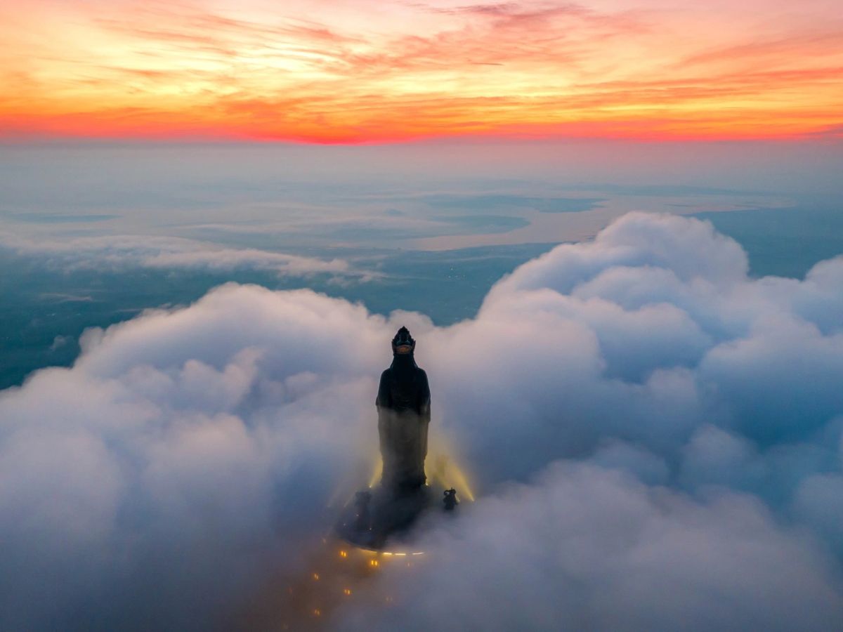 Khoảng cách gần Sài Gòn và sở hữu cảnh quan thiên nhiên hùng vĩ, khiến Núi Bà trở thành điểm đến thu hút du khách thập phương.