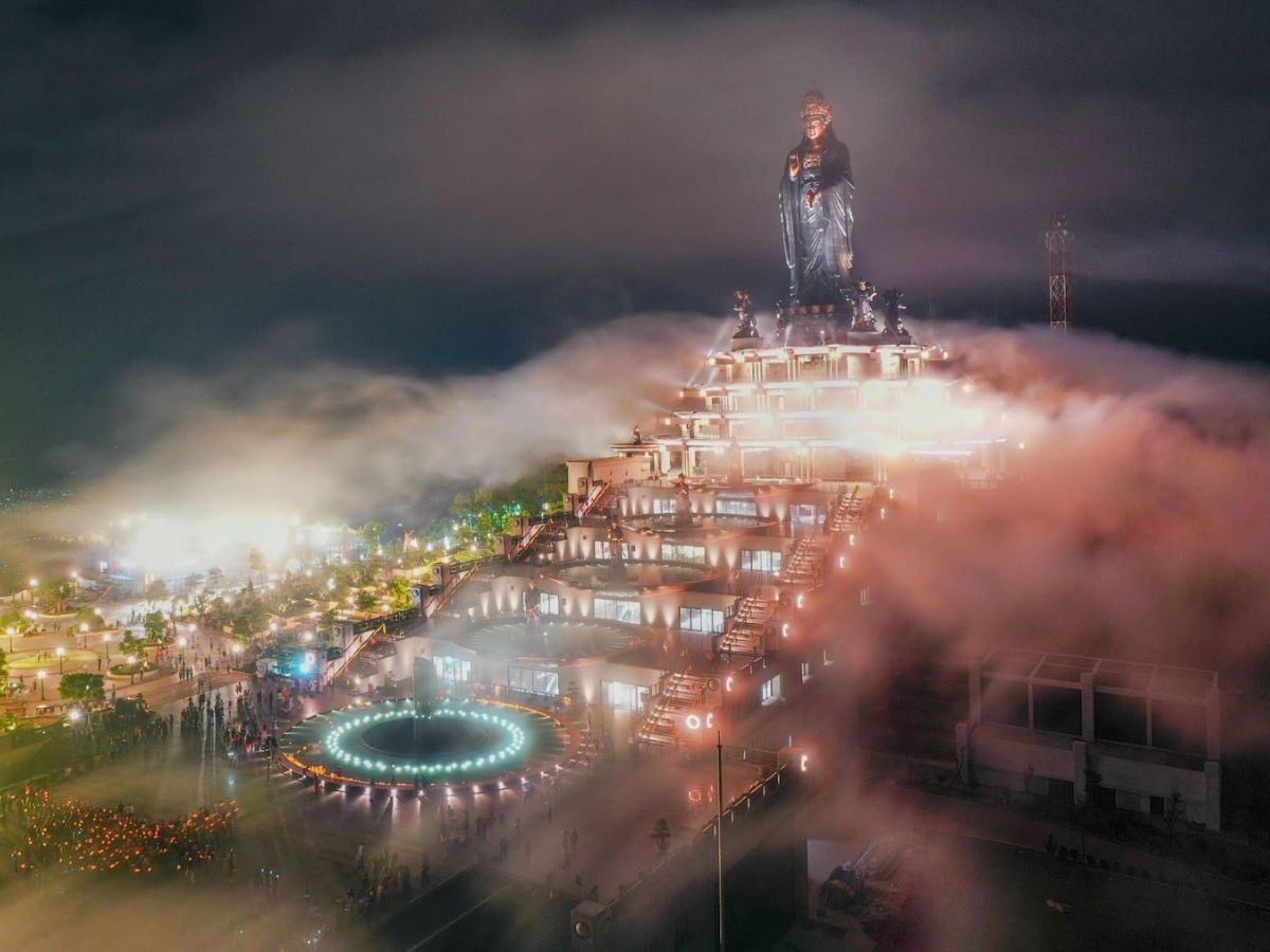 Núi Bà Đen sở hữu cảnh sắc thiên nhiên hùng vĩ và nhiều điểm đến tâm linh thu hút du khách.