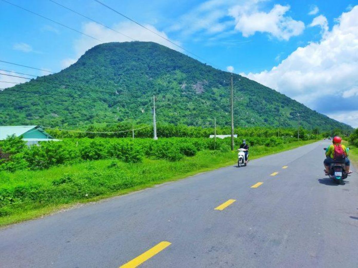 Cung đường từ TP.HCM đi Bà Đen sở hữu cảnh sắc tuyệt vời và không khí trong lành.