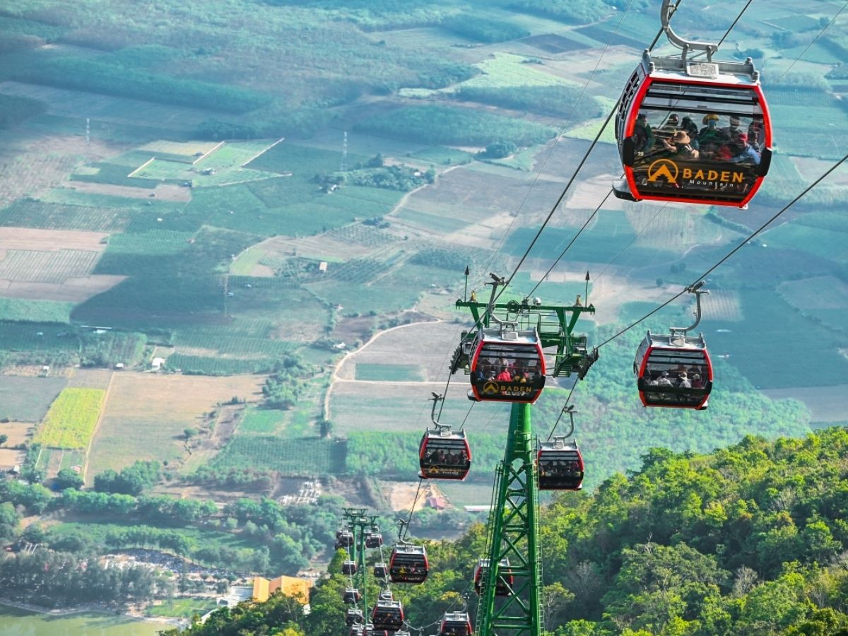 Đi cáp treo Sun World Ba Den Mountain giúp du khách di chuyển nhanh lên đỉnh núi.