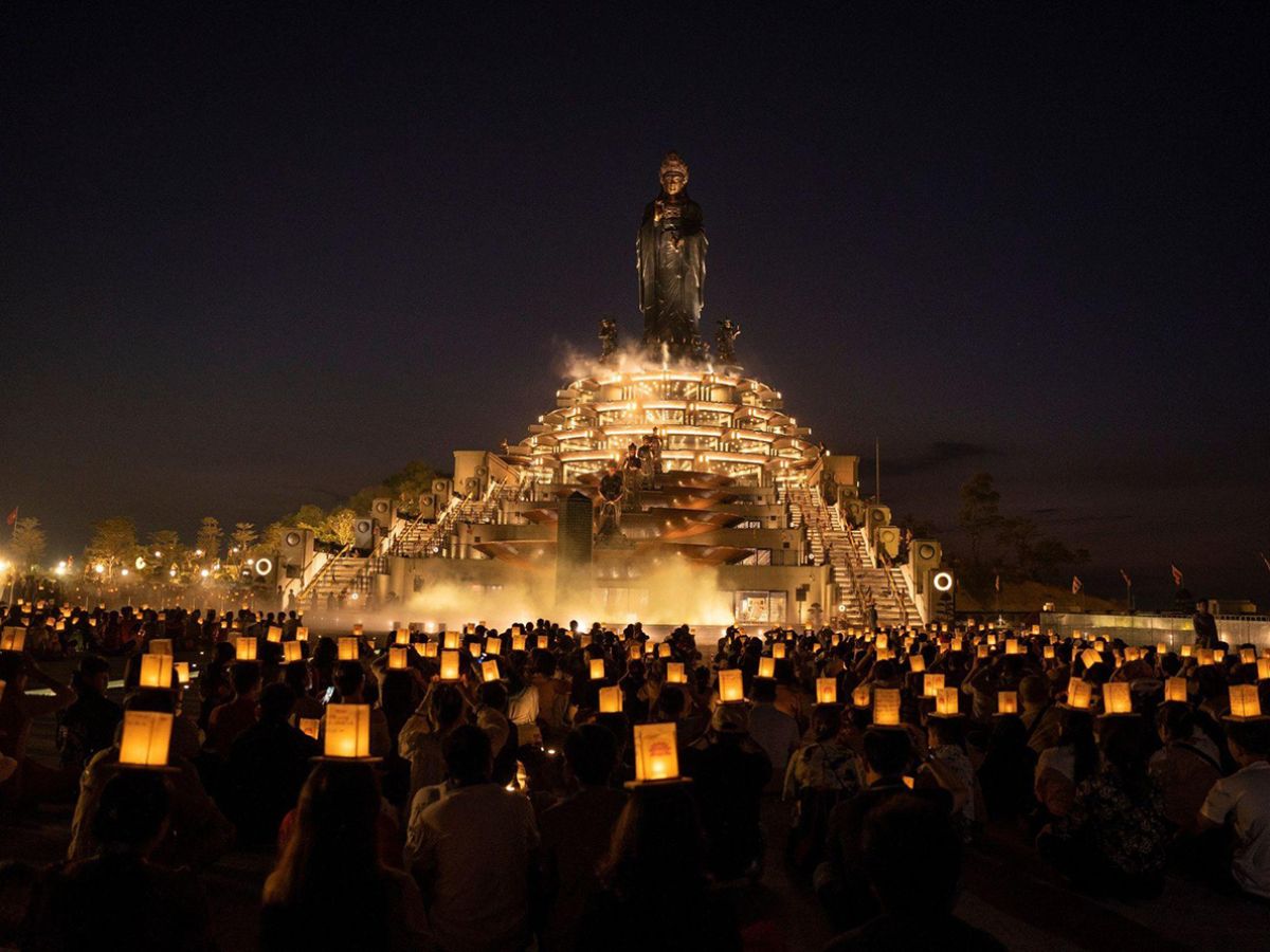 Núi Bà Đen có sức hút lớn với du khách và phật tử thập phương.