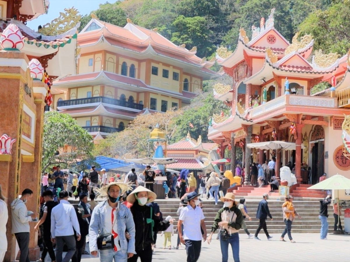 Chùa Bà trong quần thể chùa Núi Bà Đen, Tây Ninh.