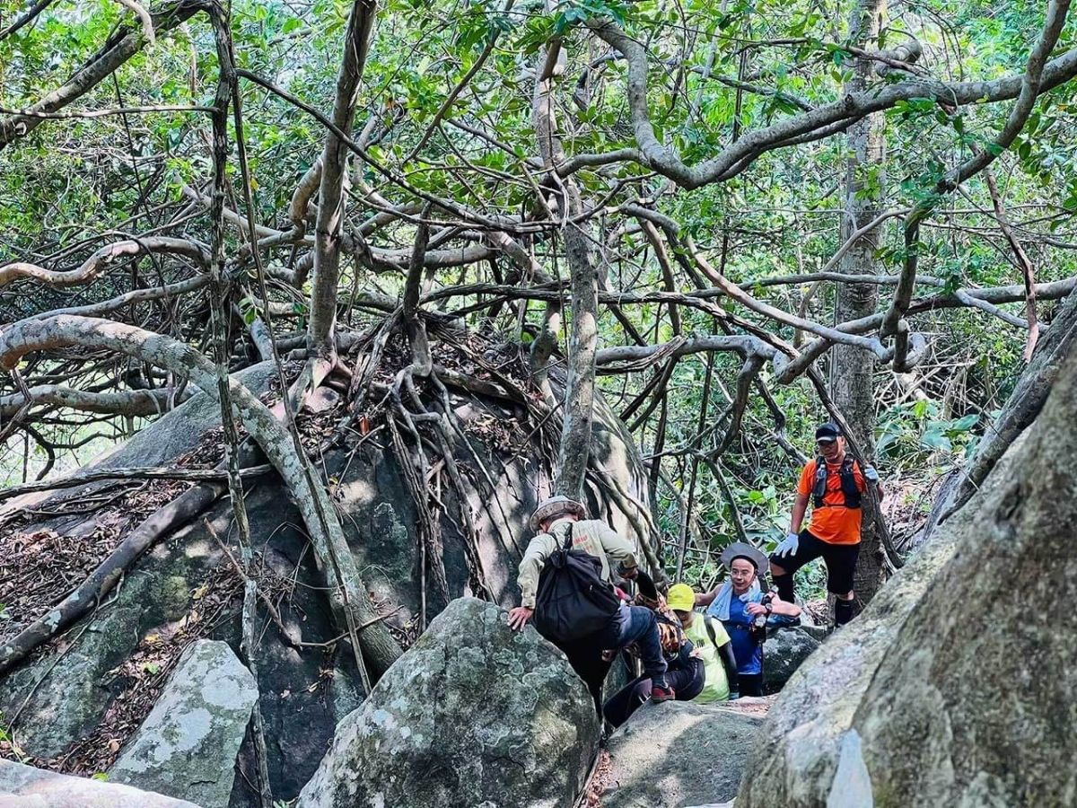 Khi trekking núi Bà Đen luôn đi theo nhóm để đảm bảo an toàn.