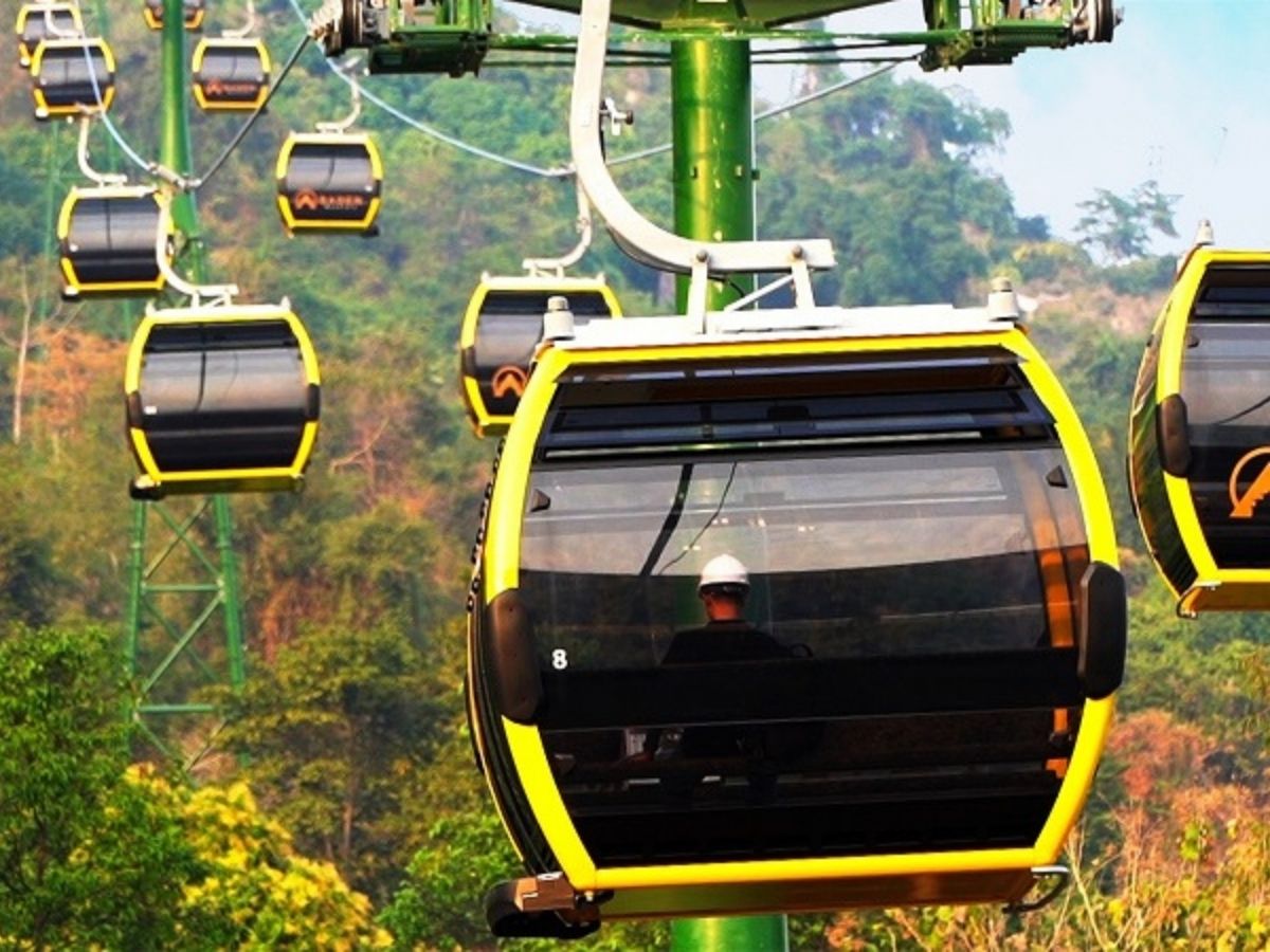 Sau khi trekking, du khách có thể chọn xuống núi bằng cáp treo để thư giãn và ngắm toàn cảnh Tây Ninh.