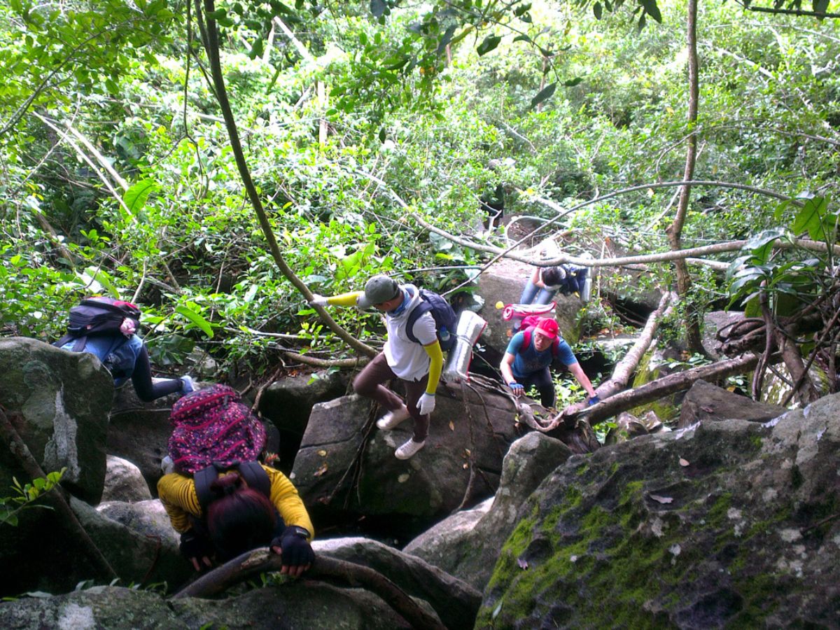 Trekking đường cột điện là lựa chọn quen thuộc mang lại trải nghiệm thú vị cho du khách.
