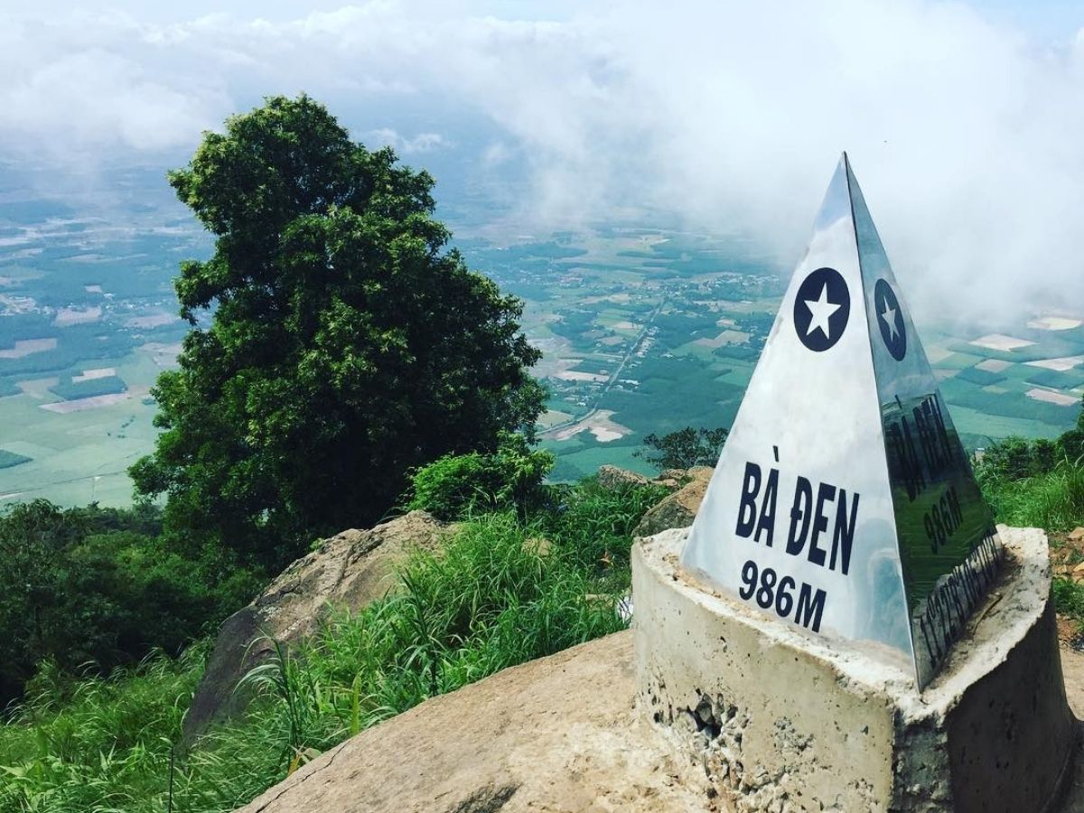 Cung đường lên núi Bà Đen luôn có sức hút lớn với du khách yêu thích trải nghiệm trekking.