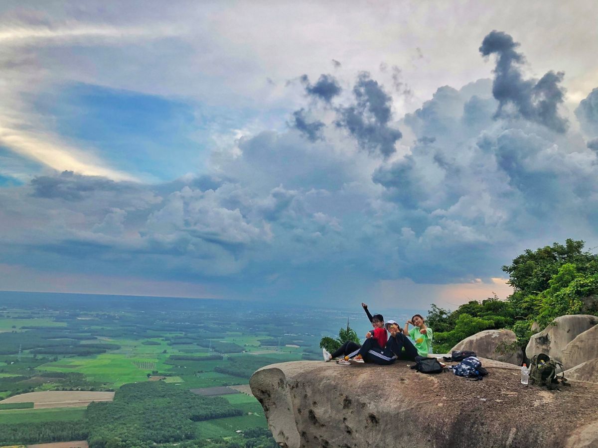 Du khách nên leo núi Bà Đen theo nhóm để đảm bảo an toàn cho bản thân.