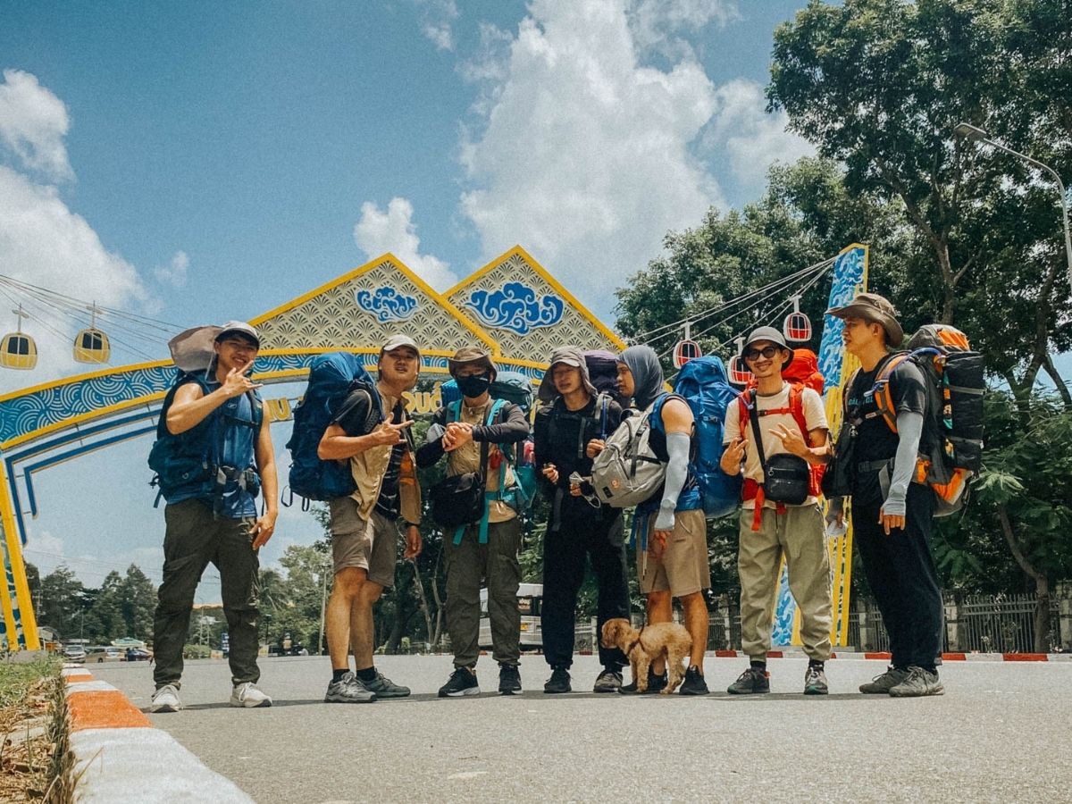 Du khách đến chân núi Bà Đen để bắt đầu hành trình leo núi theo cung đường cột điện.