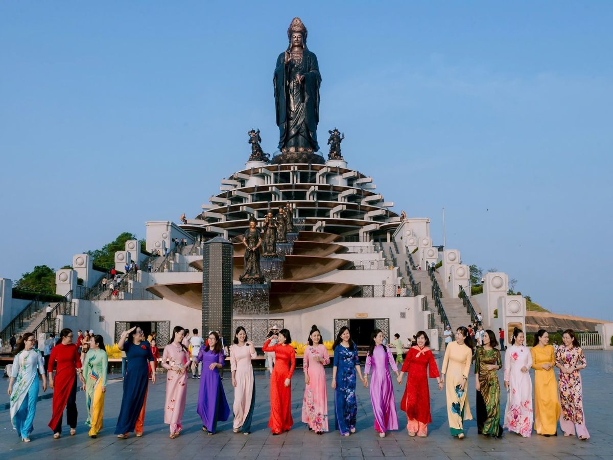 Tượng Phật Bà Tây Bổ Đà Sơn là điểm check-in nổi bật, được nhiều du khách lựa chọn.