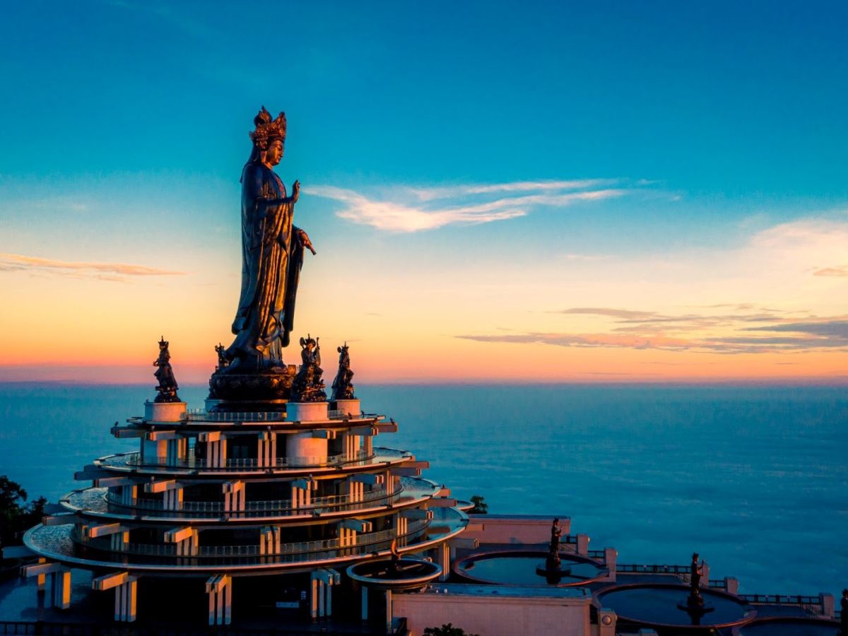 Tượng Phật Bà Tây Bổ Đà Sơn là điểm đến nổi bật trên núi Bà Đen.