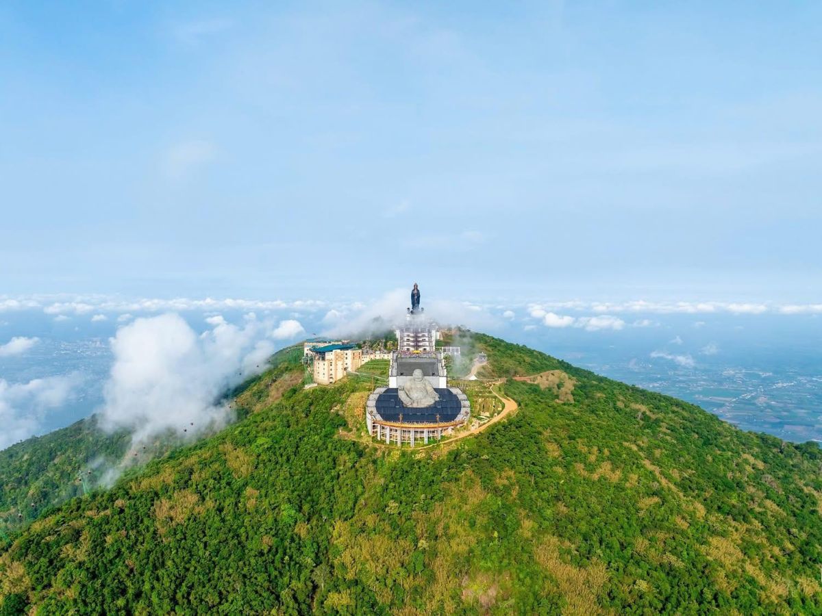 Núi Bà Đen được xem là nóc nhà Nam Bộ với độ cao 986 m.