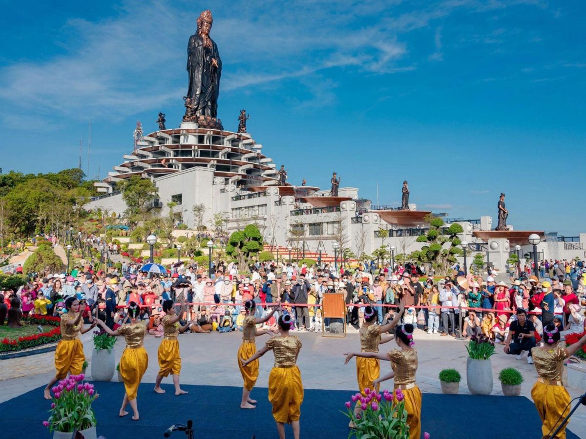 Núi Bà Đen khoác lên diện mạo hiện đại kết hợp truyền thống.