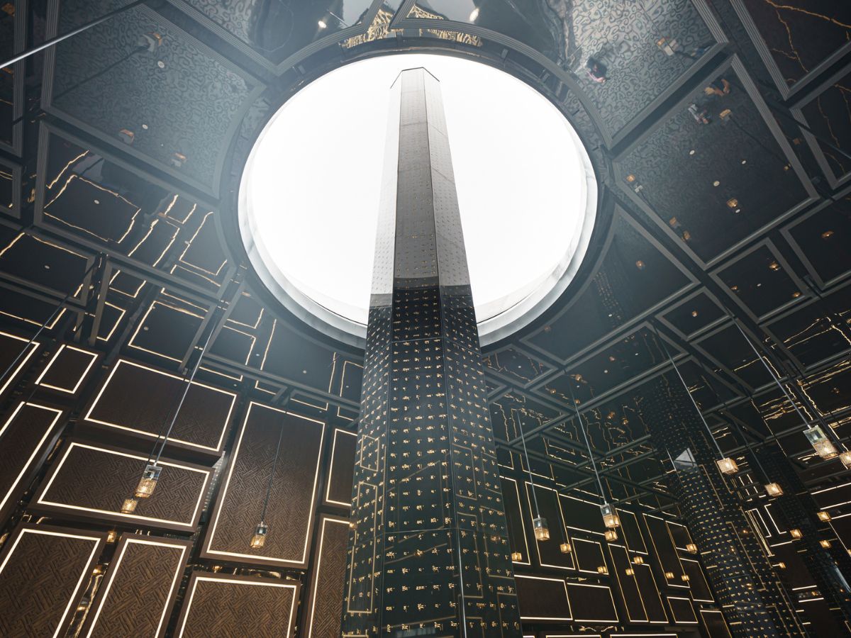 Buổi chiều du khách có thể chiêm bái các công trình Phật Giáo xung quanh đỉnh núi.