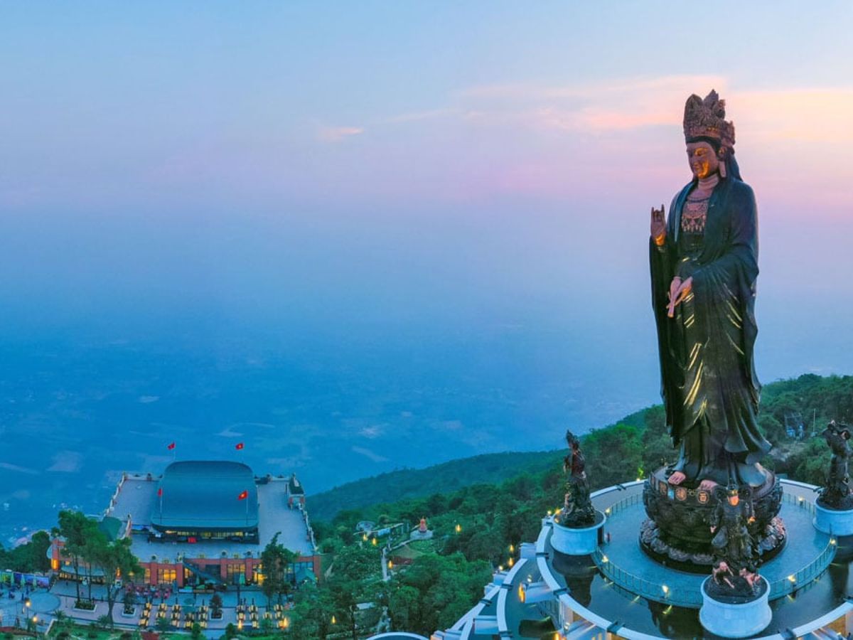Tượng Phật núi Bà Đen đặt trên đỉnh núi Bà Đen cao 986 m.