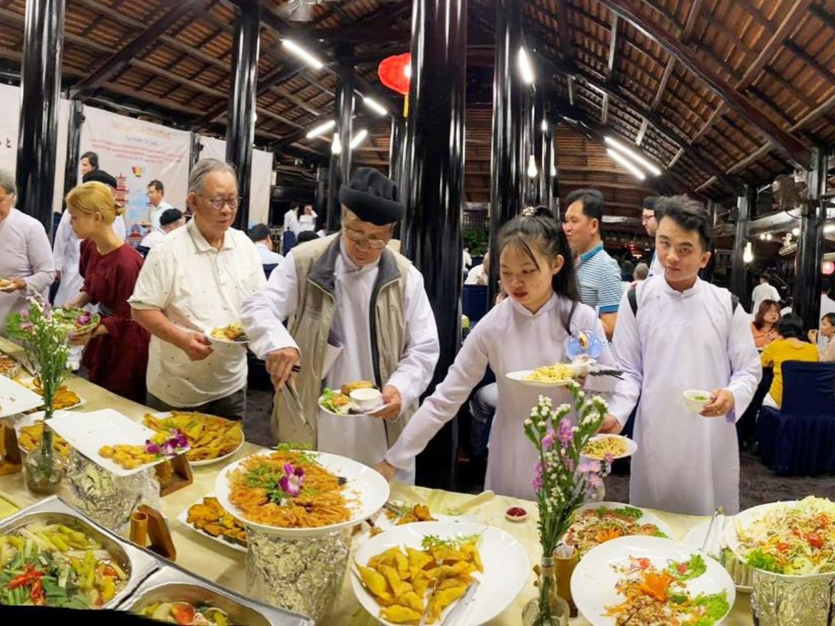 Quanh núi Bà Đen có nhiều quán ăn ngon đủ các món chay mặn.