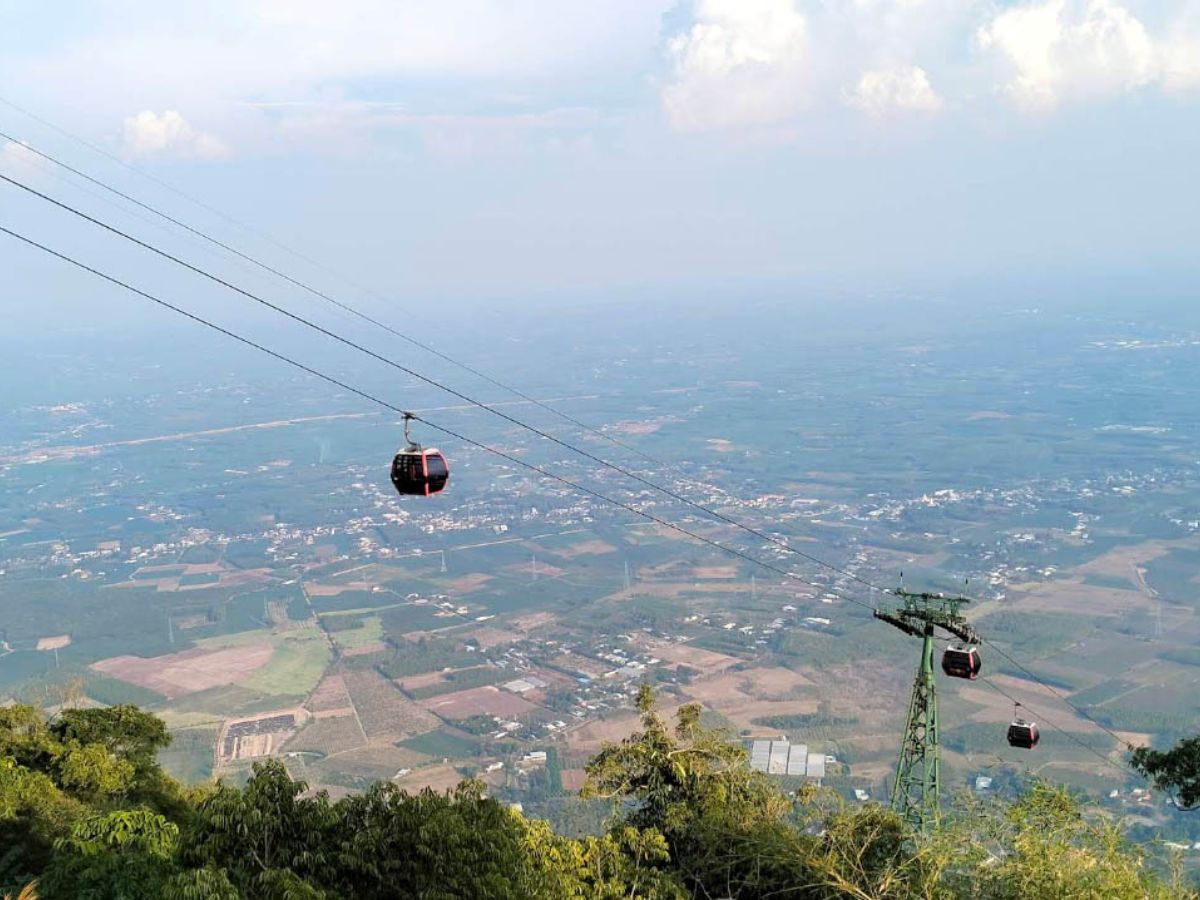 Đến Tây Ninh, du khách có thể đi cáp treo để lên đỉnh núi Bà Đen.