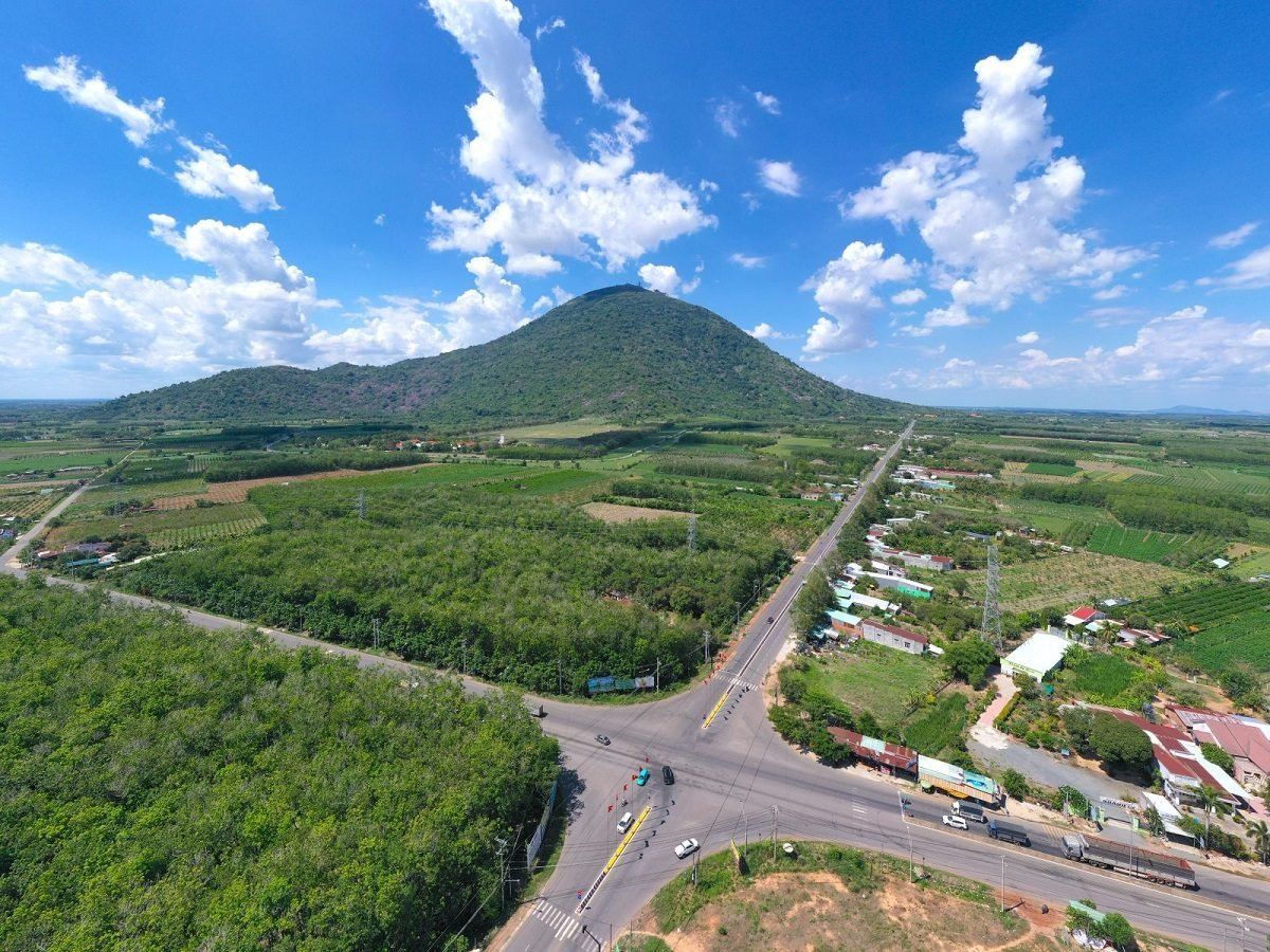 Tuyến đường đi từ TP.HCM đi Tây Ninh thuận lợi qua nhiều cao tốc, rút ngắn thời gian di chuyển xuống chỉ còn hơn 2 giờ.