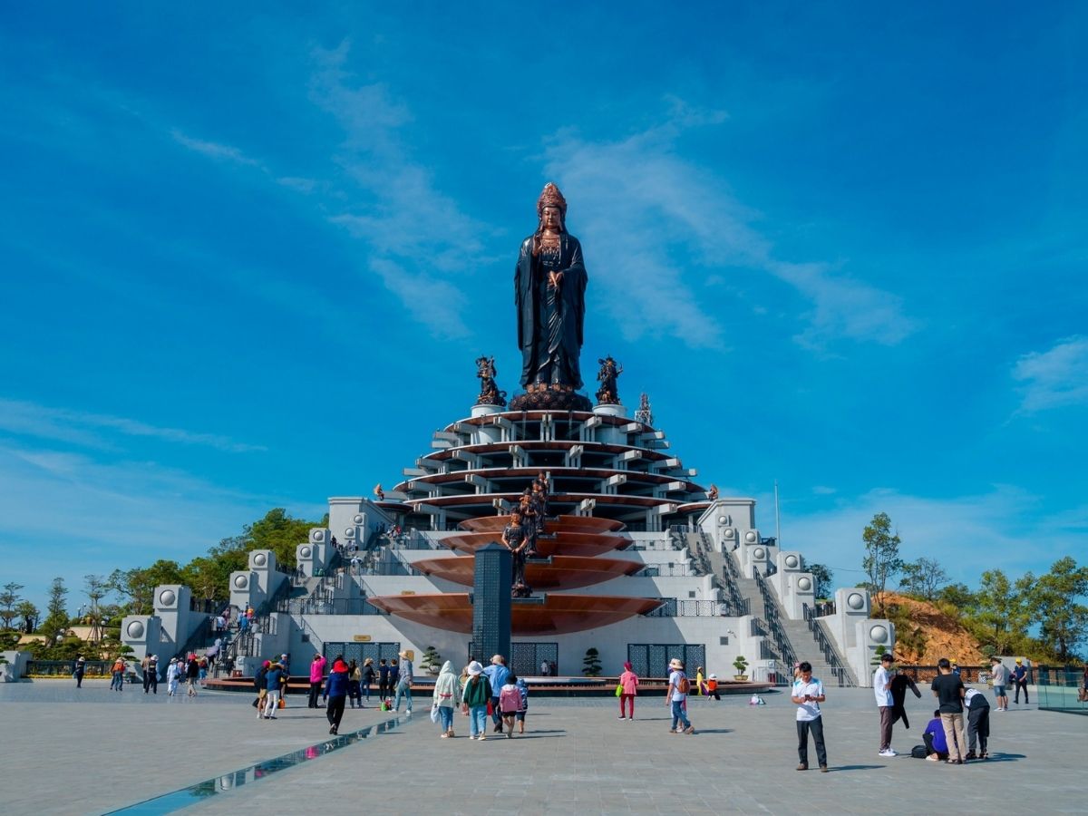 Núi Bà Đen sở hữu cảnh quan thiên nhiên hùng vĩ và là trung tâm hành hương linh thiêng.
