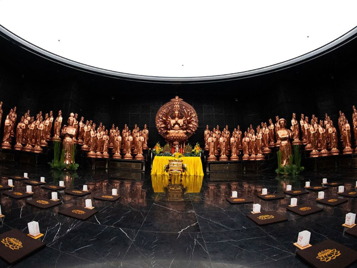 Chiêm bái và khám phá không gian linh thiêng núi Bà Đen.