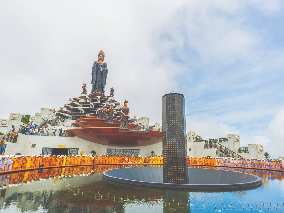 Núi Bà Đen là điểm đến du lịch và hành hương của nhiều phật tử.