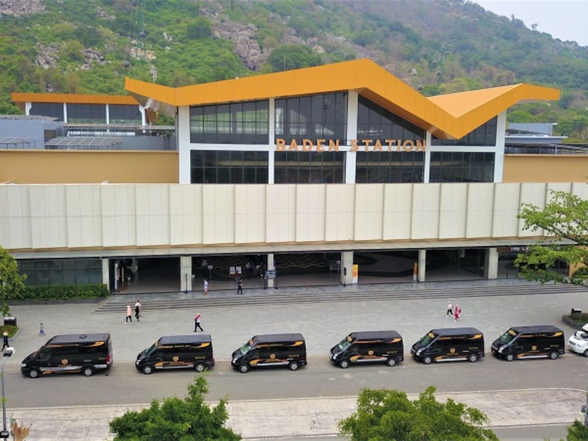 Du khách có thể bắt đầu từ nhà ga Vân Sơn để đi cáp treo lên đỉnh núi.