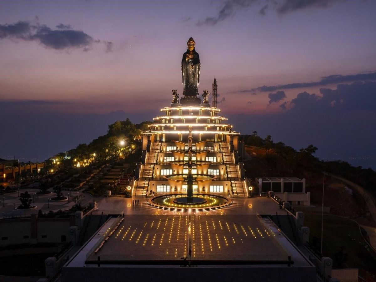 Tượng Phật Bổ Đà Sơn uy nghi giữa trời mây.