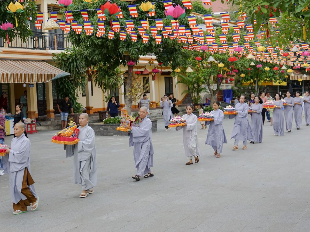 Tham gia các lễ hội từ sáng sớm để chiêm ngưỡng và hòa mình vào không khí linh thiên nơi đây.