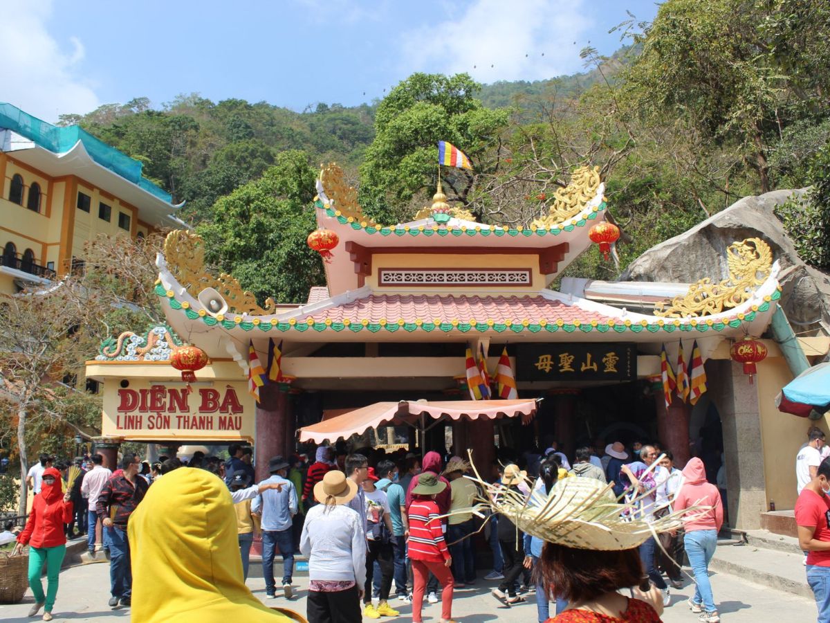 Lễ chùa tại Núi Bà Đen là truyền thống đẹp trong văn hóa người Việt.